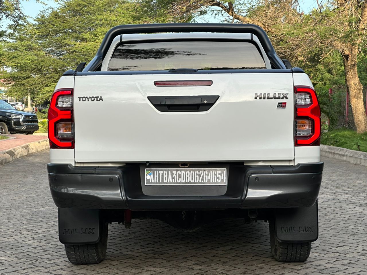 HILUX DOUBLE CABIN thumbnail 2